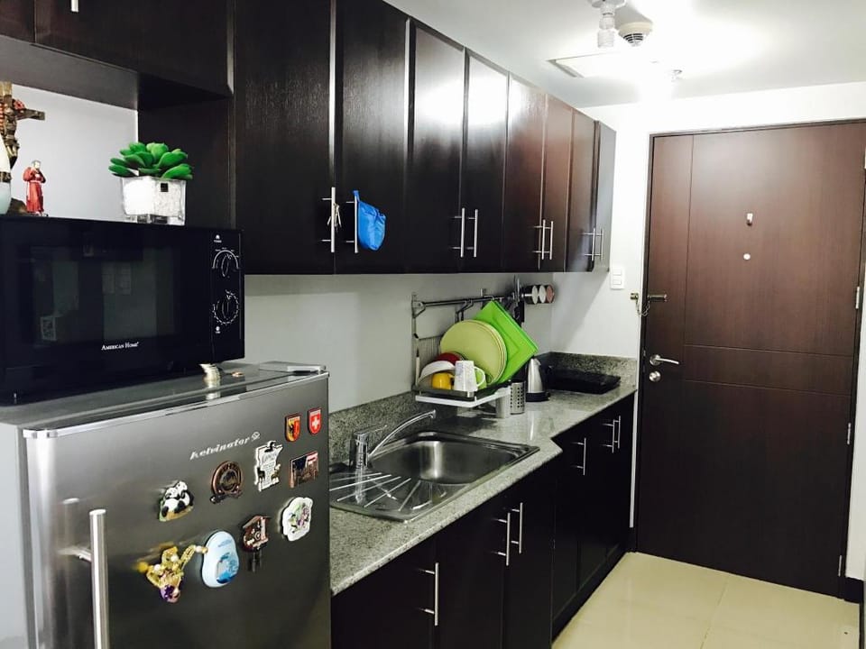 Manhattan Parkway Condominium with Netflix/ Wifi Apartment in Quezon City