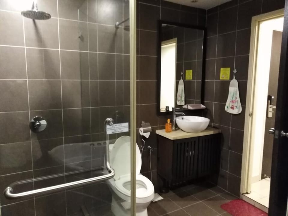 Four-bed Poolview Studio @ Gold Coast Morib*1526  Apartment in Selangor, Malaysia
