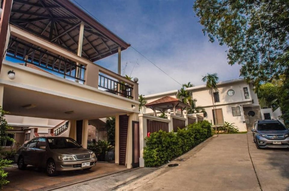 Blue Vivid Villa 3BR Sleeps 6 w/Private Pool Villa in Rawai