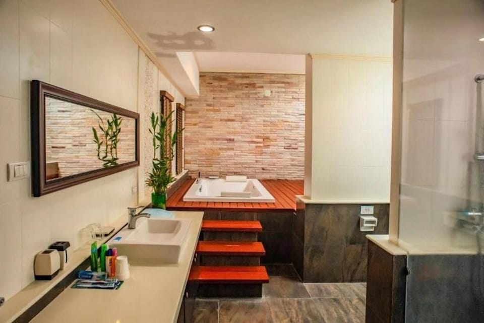 Blue Vivid Villa 3BR Sleeps 6 w/Private Pool Villa in Rawai