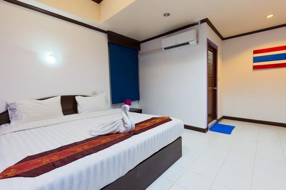Majenta Shore Hotel 19BR Sleeps 42 in Patong Beach Villa in Patong