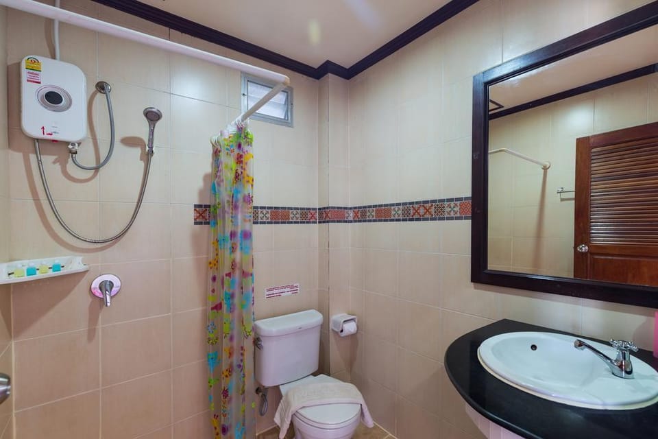 Majenta Shore Hotel 19BR Sleeps 42 in Patong Beach Villa in Patong