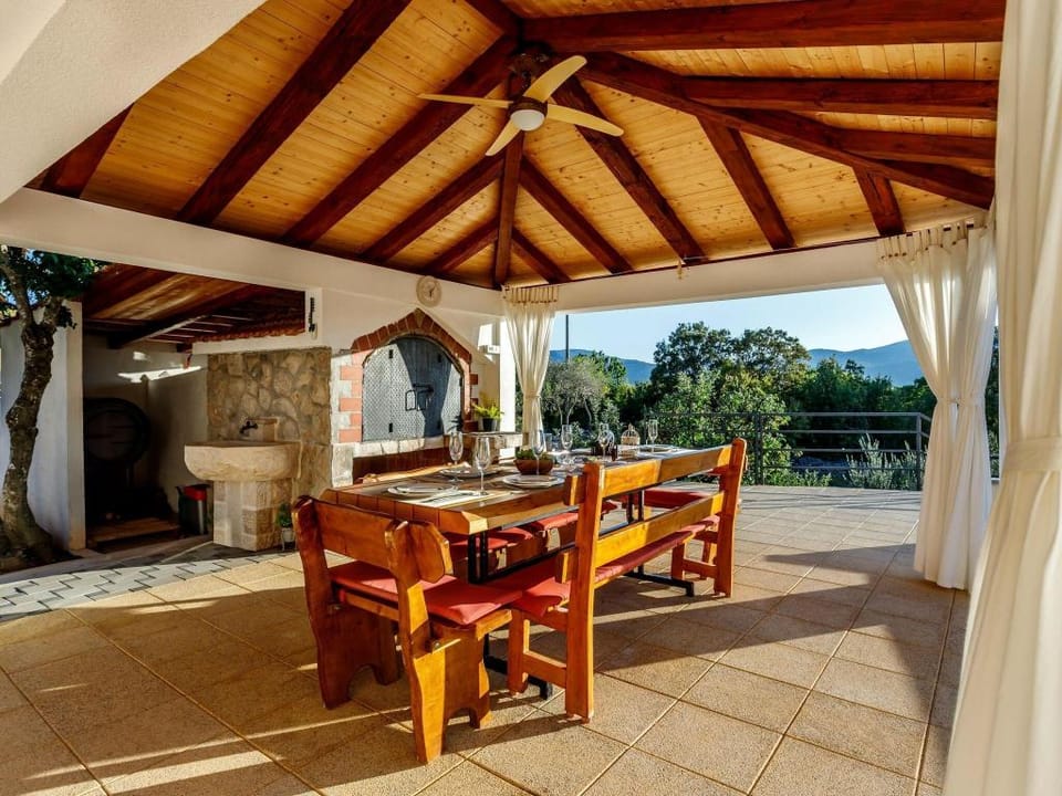 Brand new countryside villa with heated pool, 30 min from the coast Villa in Split-Dalmatia County