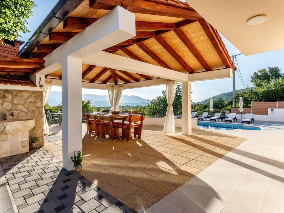 Brand new countryside villa with heated pool, 30 min from the coast Villa in Split-Dalmatia County
