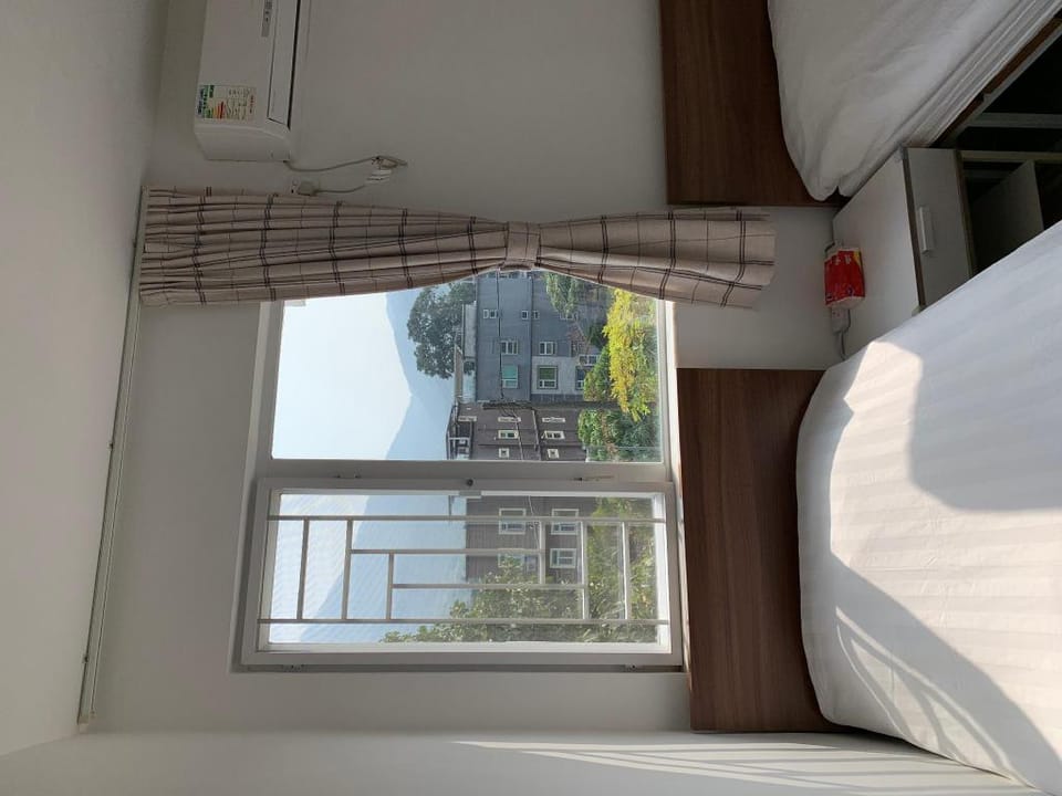 Cozy Twin Bed Room in Tung Chung (Shared bathroom) Apartment in Hong Kong