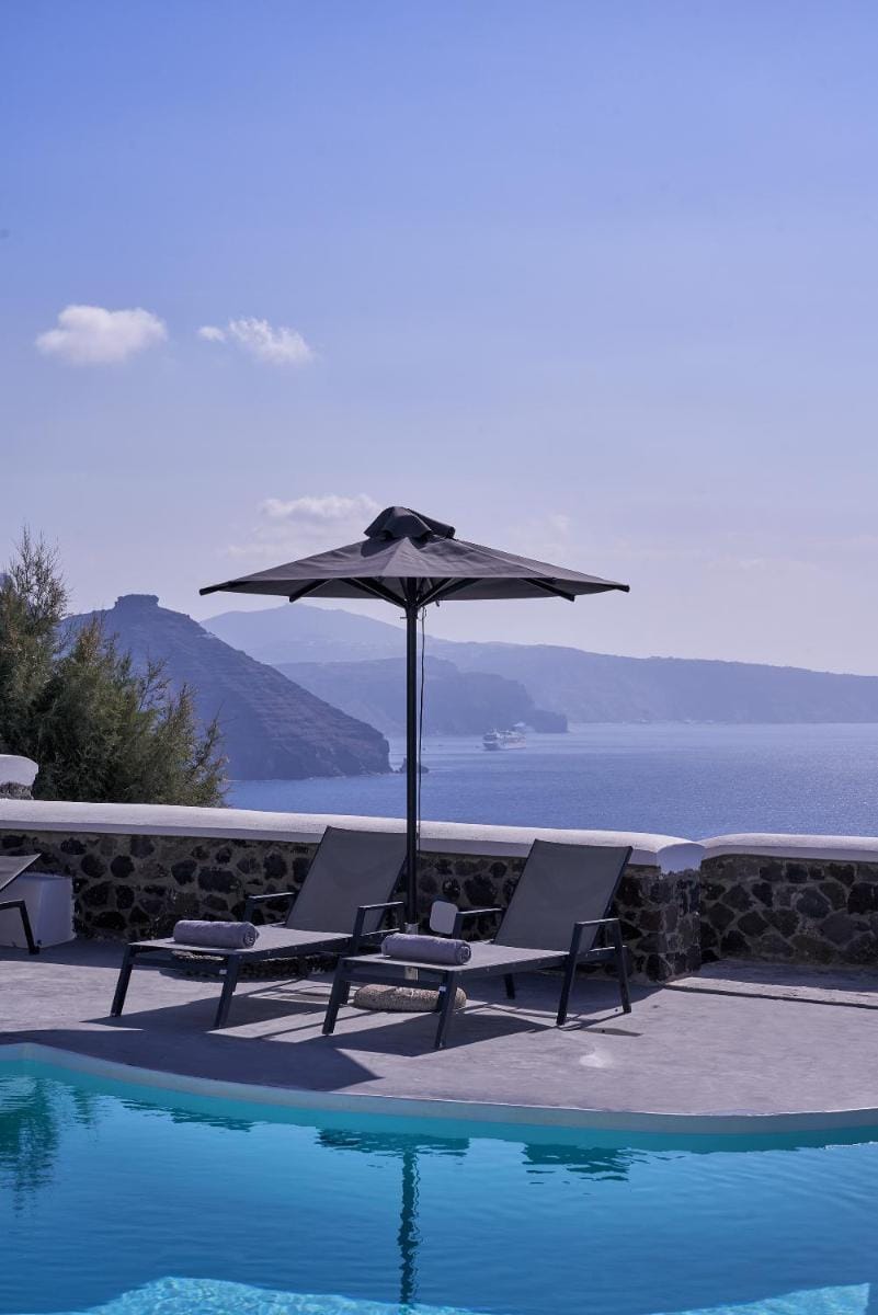 Mr and Mrs White Santorini Hotel in Oia