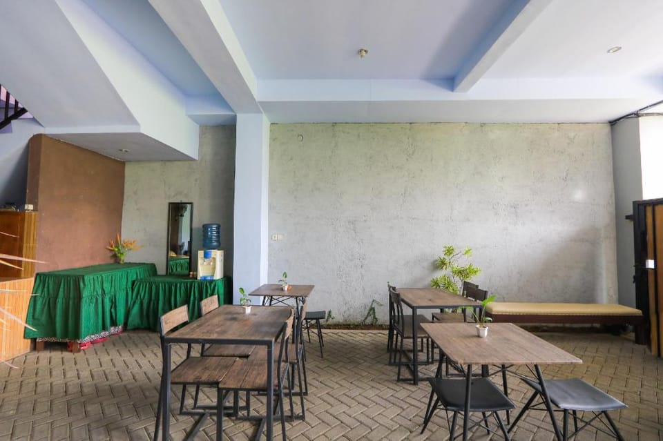 OYO 2453 Artha Graha Vip Hotel in East Java