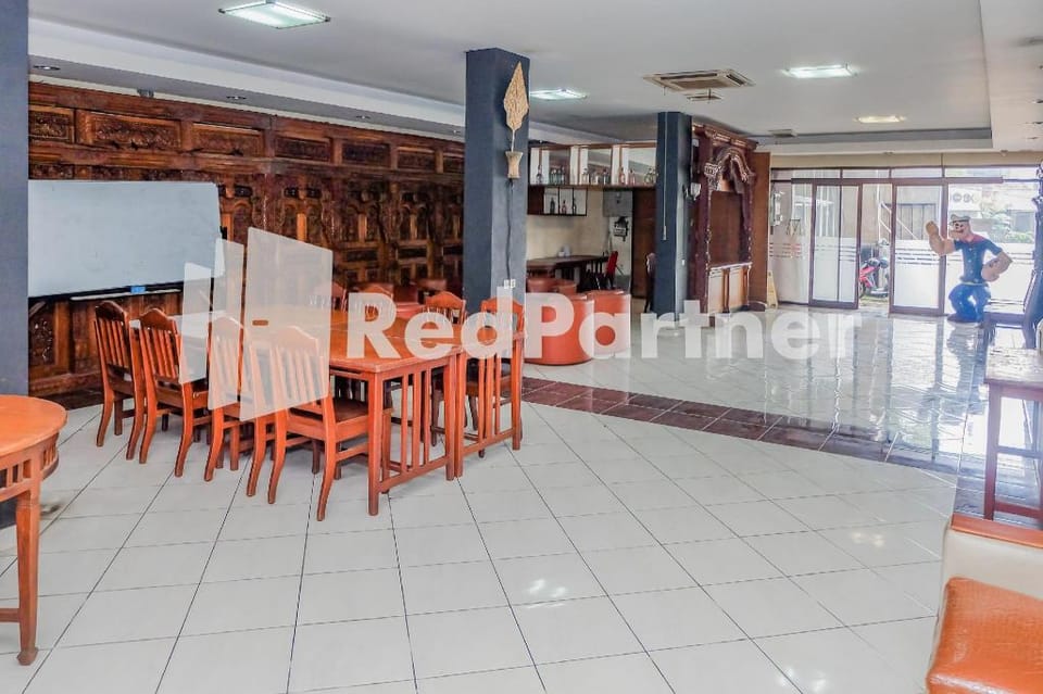 Hotel Sebelas @ Jalan Palasari Mitra RedDoorz Hotel in Bandung