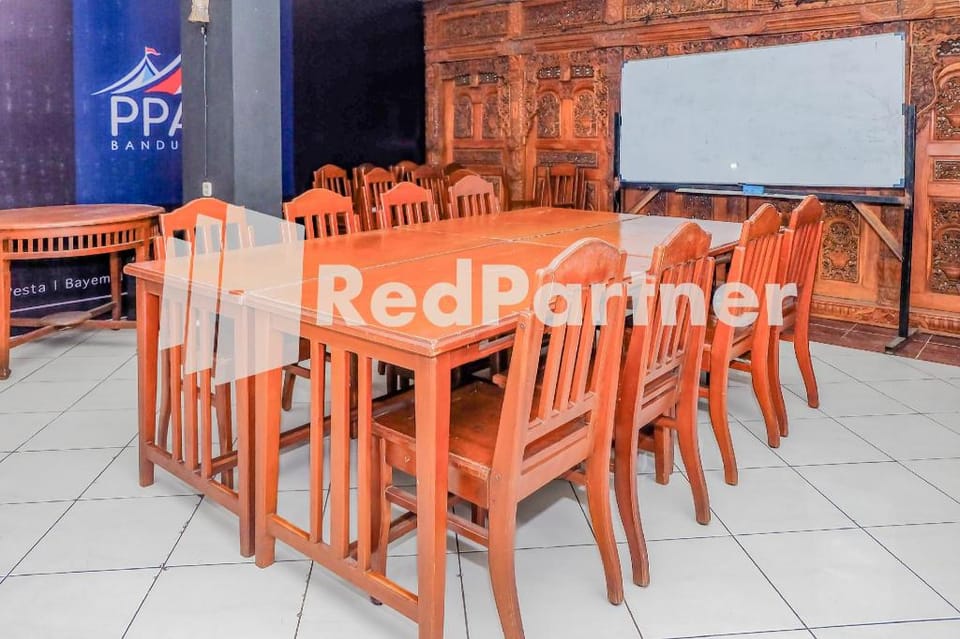 Hotel Sebelas @ Jalan Palasari Mitra RedDoorz Hotel in Bandung