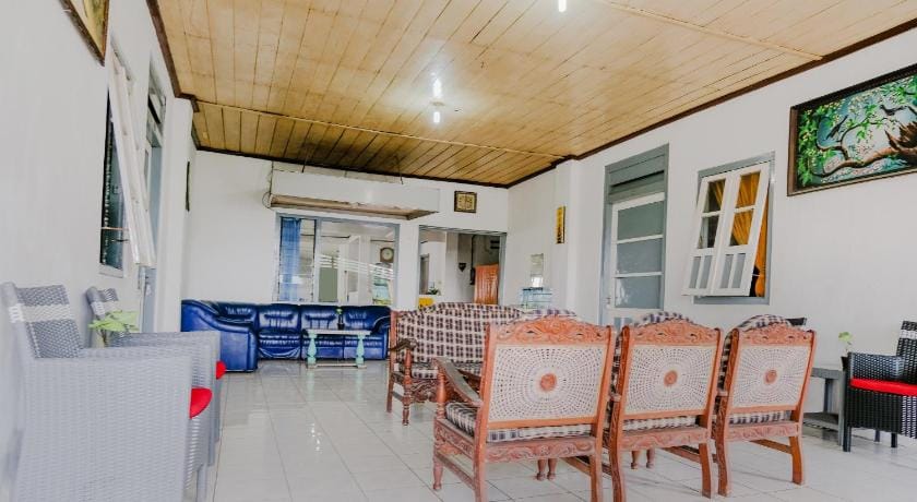 OYO Life 2638 Hotel Raya Hotel in East Java