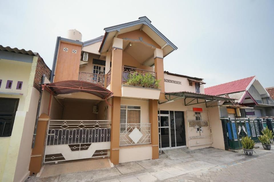 Hotel O Az Zahra Residence Syariah Hotel in Surabaya