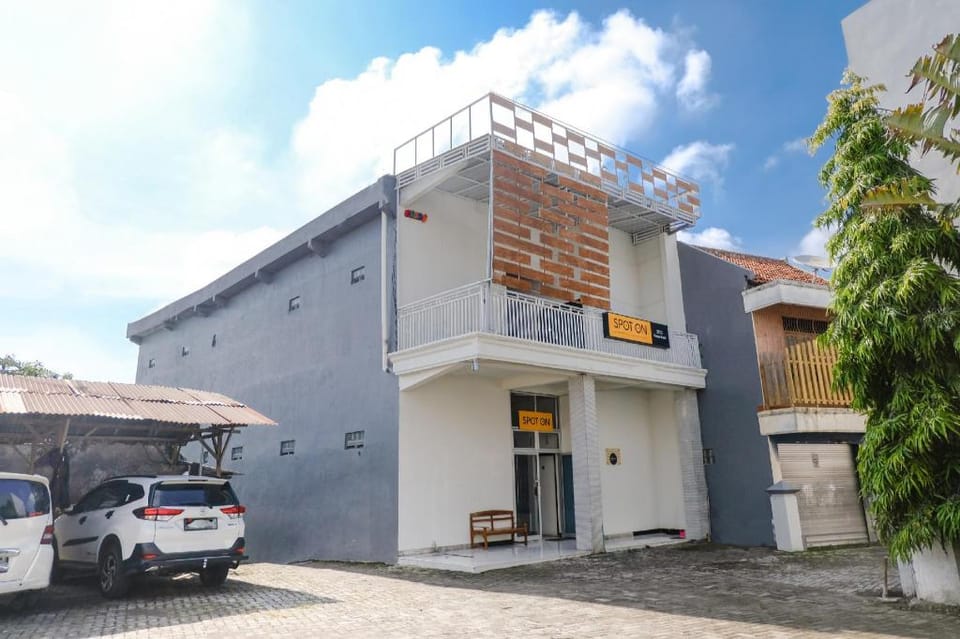 SPOT ON 2723 Gatsu Kost Hotel in East Java