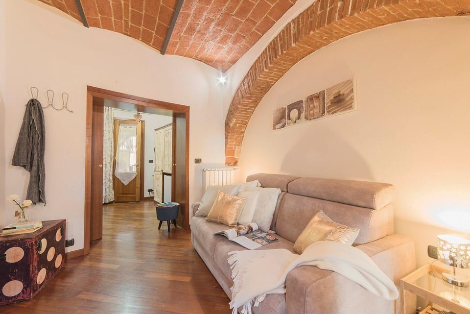 Romantic Studio 49sq with/1 sofabed King size Vacation rental in Florence