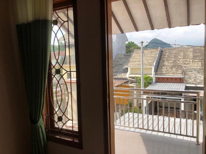 9 Bedrooms Riza Villa Vacation rental in Batu