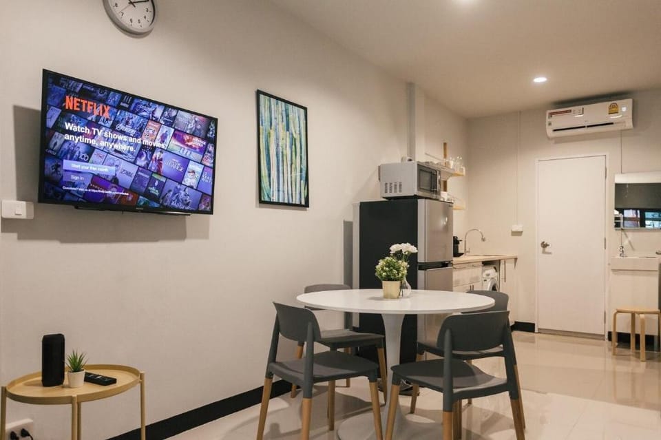 S2 Silom Large room 4-6 guests Full kitchen WIFI Apartment in Bangkok