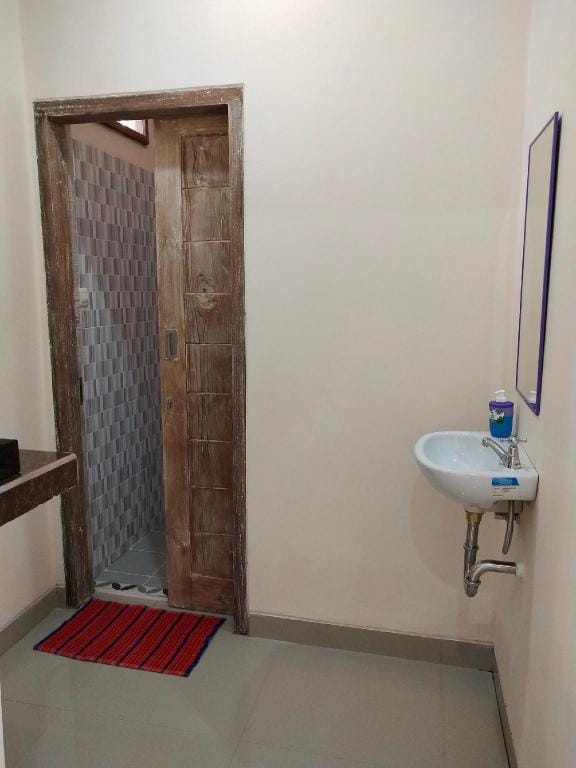 Lidah Lokal Singaraja Triple Bedroom with Balcony Vacation rental in Buleleng