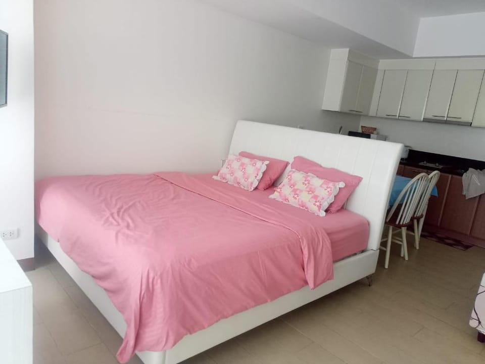 McKinley Hill, Venice Residence, Twr D, 22H, 3Pax Apartment in Makati