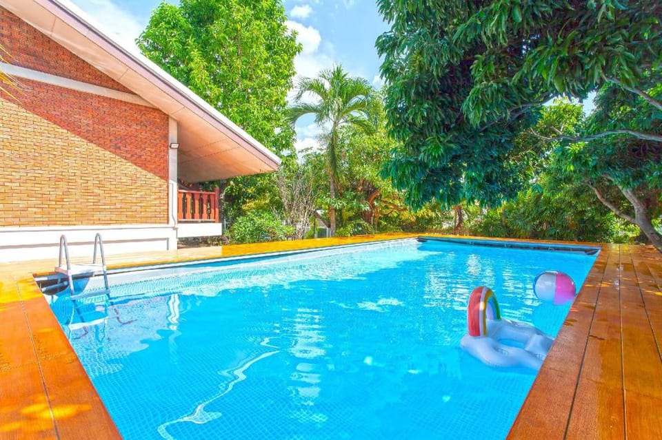The Brown Timber Villa 4BR Sleeps10 w/Pool in City Villa in Chiang Mai