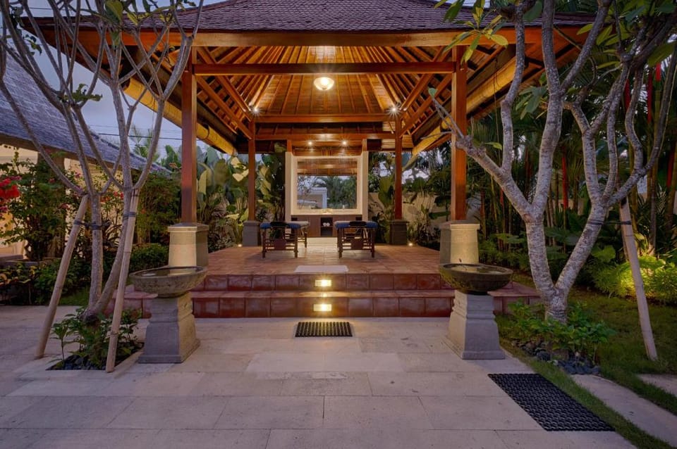 Luxury 3 Bedroom Villa Putih 2 #IR Villa in North Kuta