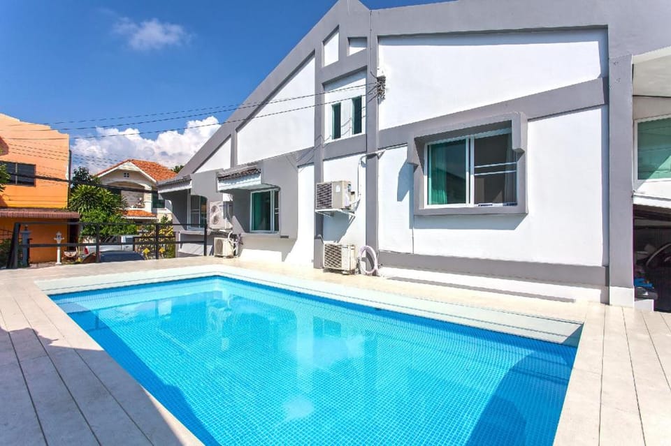 White Dove Homestay 6BR Sleeps 14 w/Pool near City Villa in Chiang Mai
