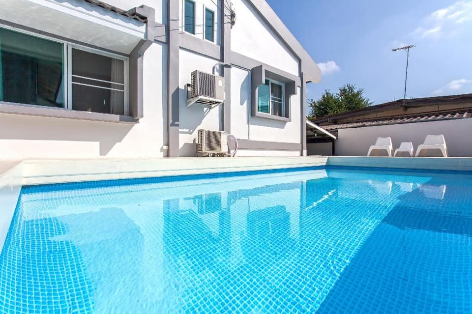 White Dove Homestay 6BR Sleeps 14 w/Pool near City Villa in Chiang Mai
