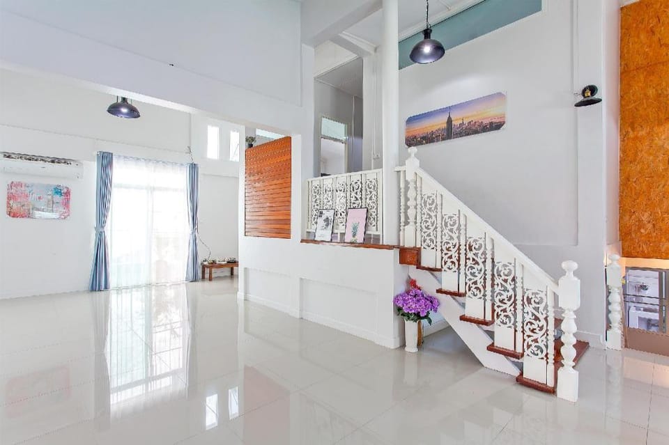 White Dove Homestay 6BR Sleeps 14 w/Pool near City Villa in Chiang Mai