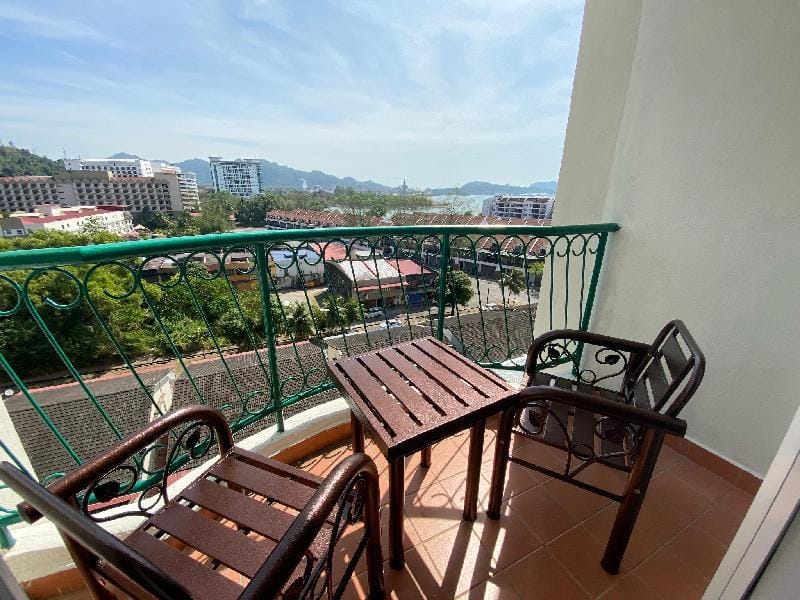 Cozy Getaway Condo | 2BR, 5mins to Eatery & Shops Apartment in Kedah