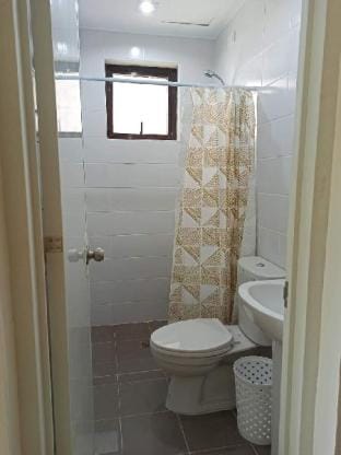 Cozy space! Few walks to Oakridge + Netflix! Apartment in Cebu City