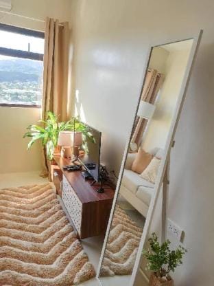 Cozy space! Few walks to Oakridge + Netflix! Apartment in Cebu City