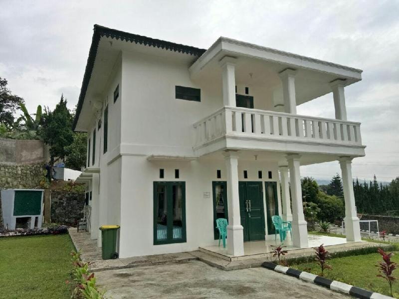 Villa Griya Wira Karya ( Dinar ) Villa in Cisarua