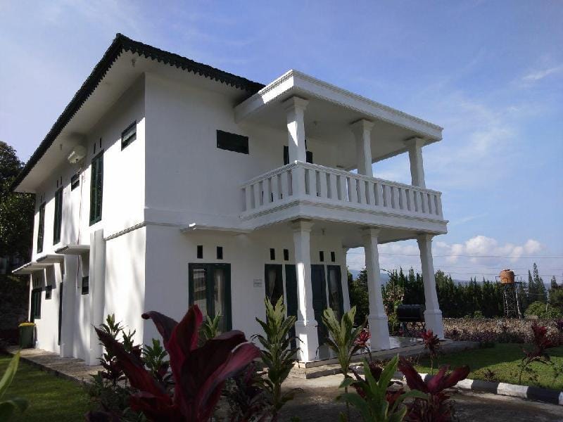Villa Griya Wira Karya ( Dinar ) Villa in Cisarua