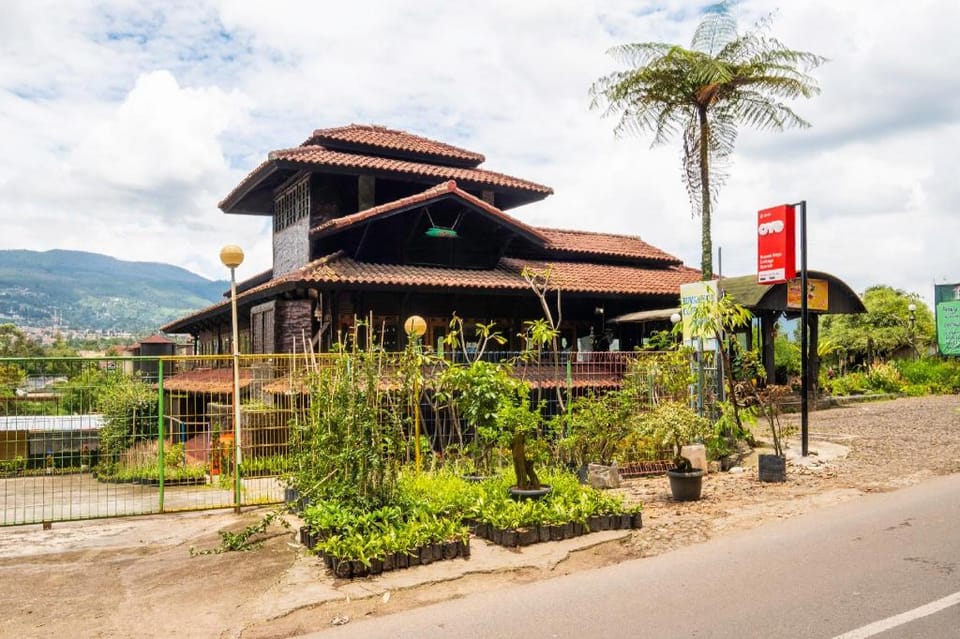 Capital O 2640 Cottage GS Rumah Kayu Syariah Hotel in Parongpong