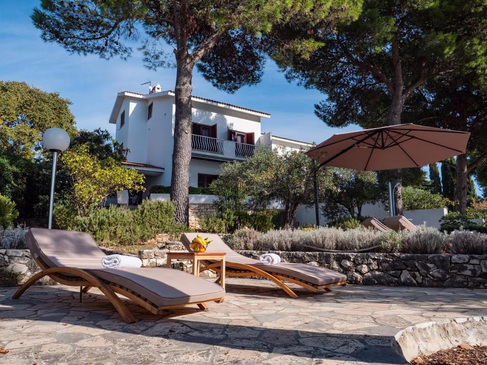Luxury Villa on the Beach w./ sunny Garden,Parking Villa in Šibenik-Knin County, Croatia