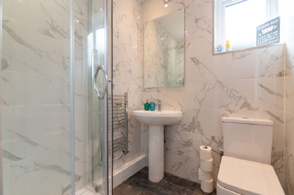 Stunning Six Bedroom House Sleep 11 Manchester Vacation rental in England