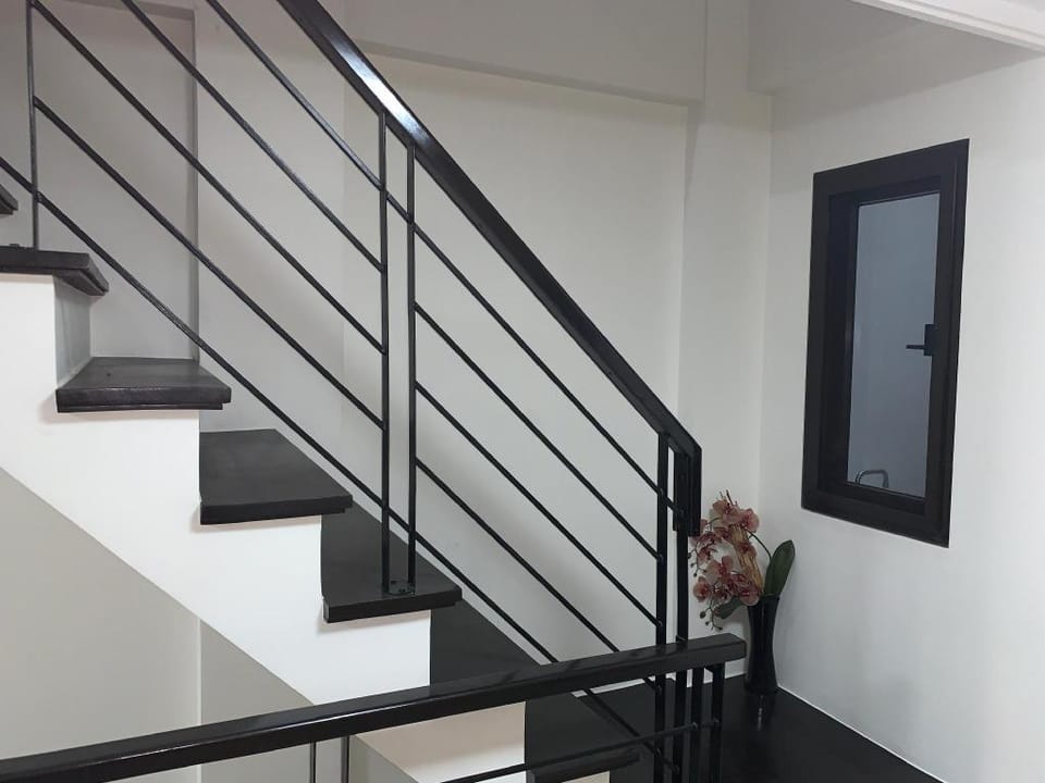 Home Cinema Style Homy Townhouse free Parking Apartment in Quezon City