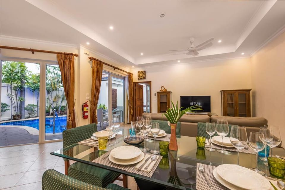 Luxury 3BR Pool Villa Pratamnak 50m to beach Villa in Pattaya City