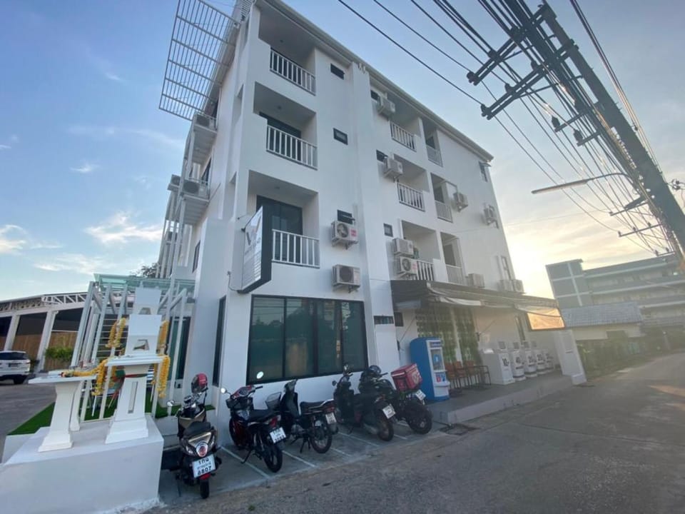Yanud Residence pool view room4 Apartment in Phuket