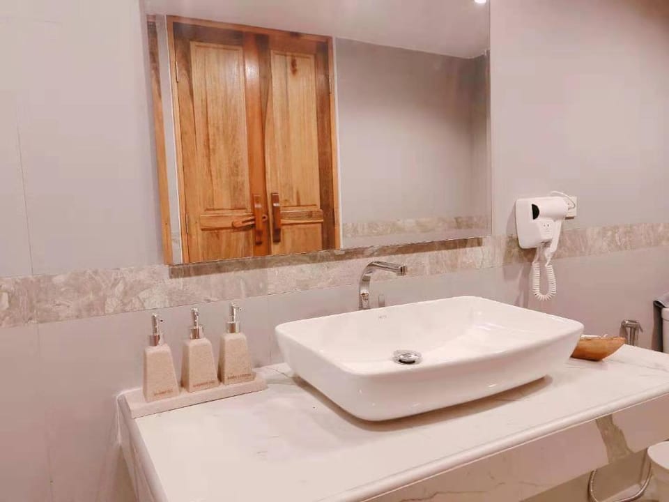 Sandy Bloom Villa 10BR Sleeps 20w/Pool &Breakfast Villa in Patong