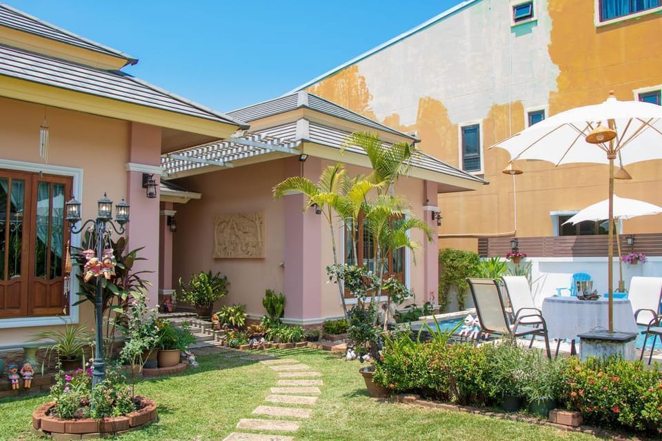 Red Velvet Villa 3BR Sleeps 6 w/Pool & Garden  Villa in Kathu