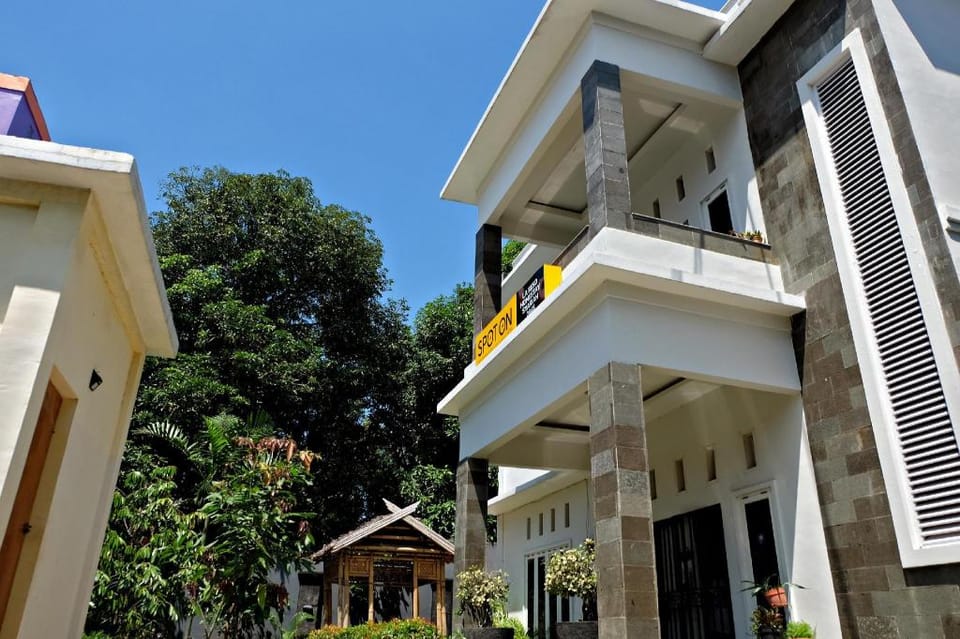 SPOT ON 2845 La Reso Homestay Syariah Vacation rental in Indonesia