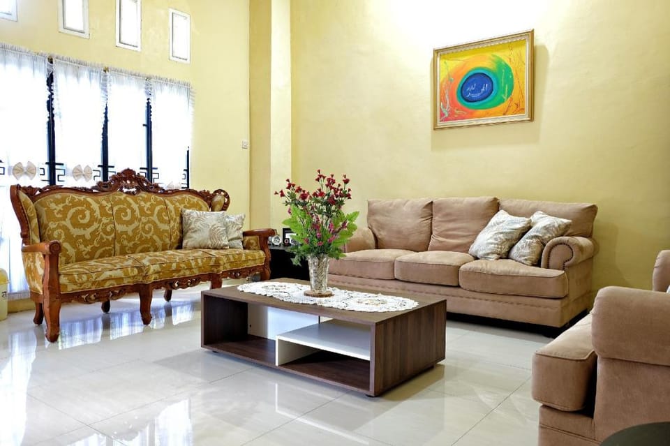 SPOT ON 2845 La Reso Homestay Syariah Vacation rental in Indonesia
