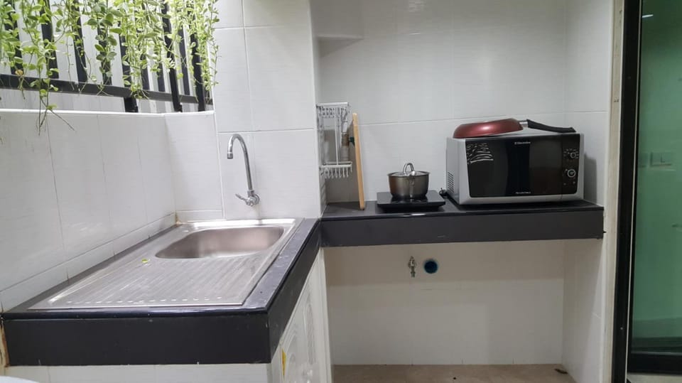 Double D Rooms(Budget Triple) Apartment in Bangkok