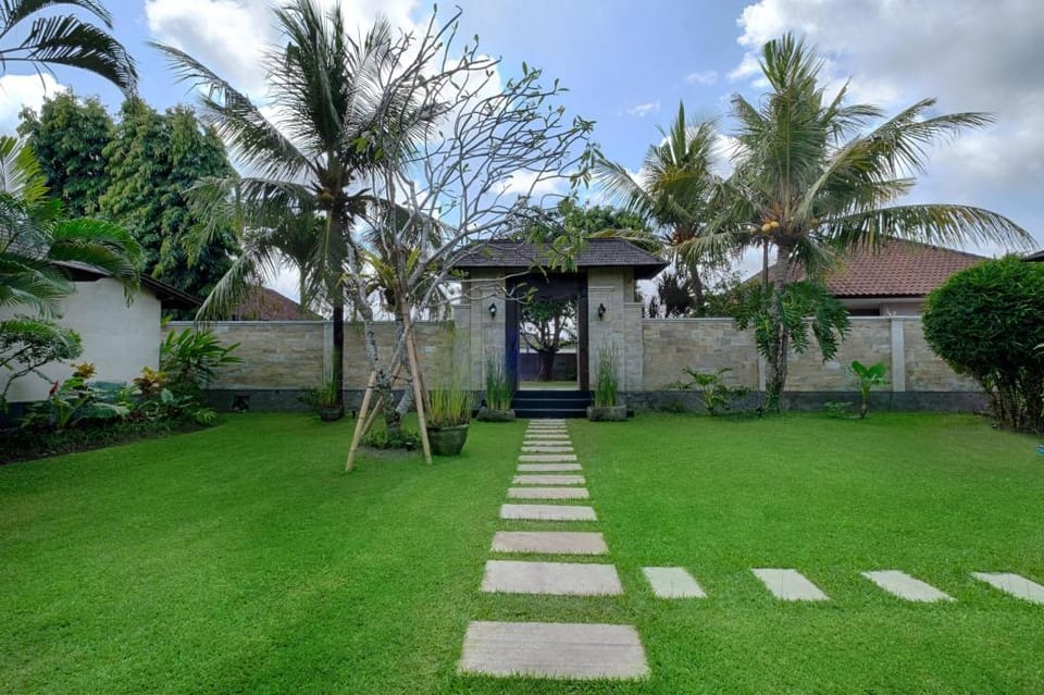 Entire 6 BR Private Pool Villa #Z237 Villa in Sukawati