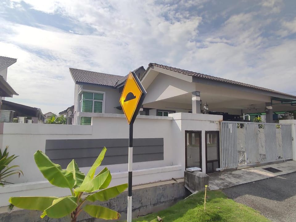 Aurora Homestay (Fully Aircond Room & Liv. Hall) Vacation rental in Malacca