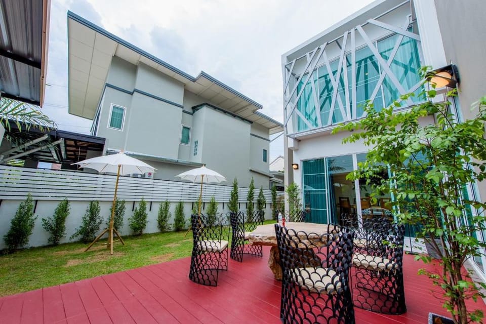 Silver Moon Pool Villa 4BR w/ Breakast near City Villa in Chiang Mai