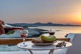 Manolis and Filio Home(By The Sea). Villa in Milos