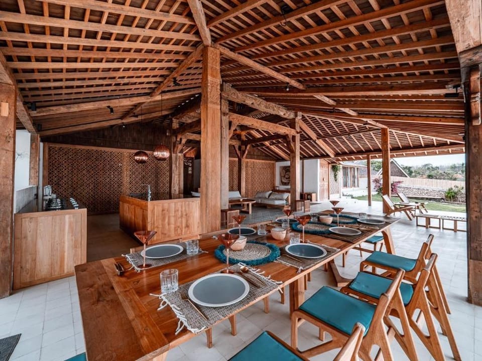 MODERN, LUXURY 5 BEDROOM, BEACH FRONT 2 POOLS Villa in Nusapenida