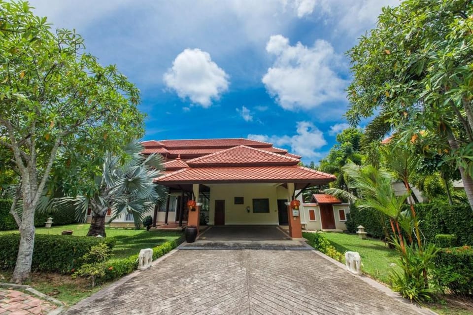 Bay View Pool Villa 4BR Sleeps 9 w/Private Garden Villa in Choeng Thale