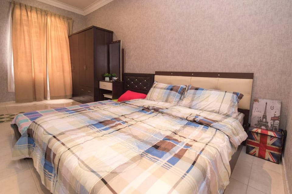 SKUDAI NEAR UTM JPO 4BR 3BA 5AC FREE WIFI TVBOX Vacation rental in Johor Bahru