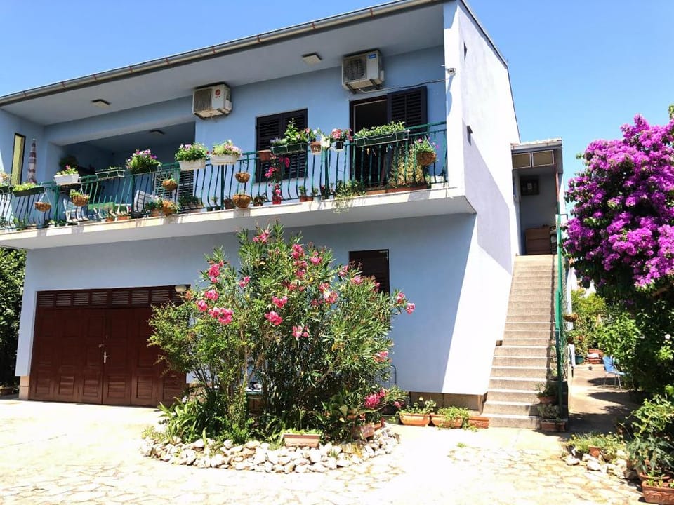 Apartment in villa, big garden and pool, sea close Apartment in Zadar